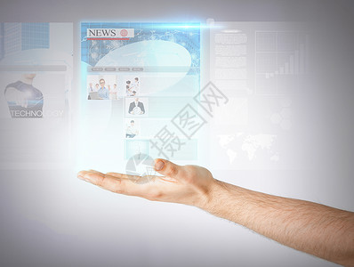 商业,技术,互联网新闻人与虚拟屏幕阅读新闻图片