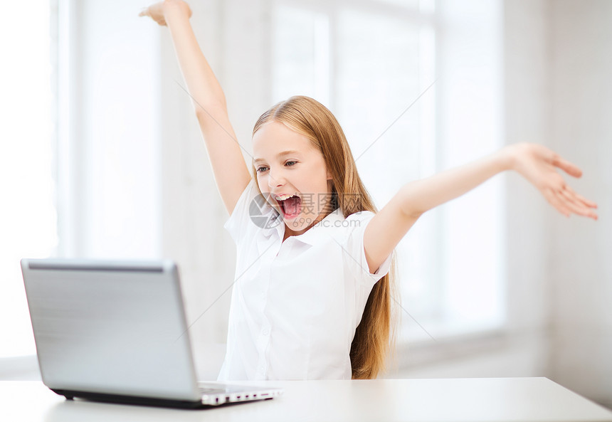 教育,学校,技术互联网的快乐的小女孩与笔记本电脑学校图片