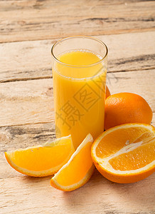 水果果汁的木制桌子上橘子的橙汁图片