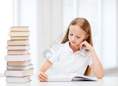 教育学校小学生女孩学校学阅读书籍图片