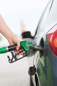 运输所权人加油站的汽车上泵汽油燃料高清图片