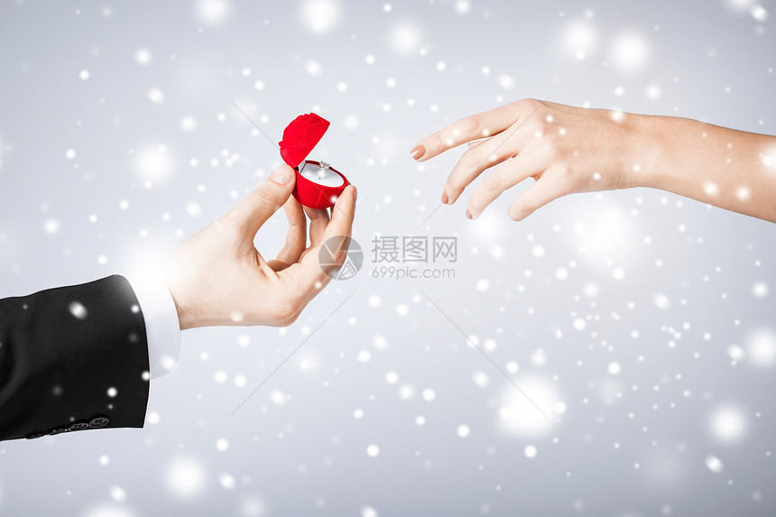 爱情,浪漫,婚姻,珠宝夫妇的手与结婚戒指礼品盒图片