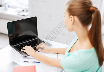 商业,办公室,学校教育女商人工作笔记本电脑与空白屏幕图片
