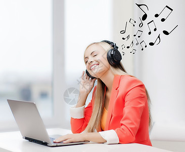 休闲,音乐,空闲时间,线互联网带耳机听音乐的快乐女人图片
