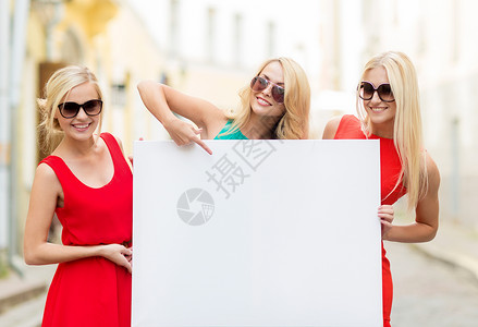 暑假,旅游,旅游广告三个快乐的金发女人,空白白板城市背景图片