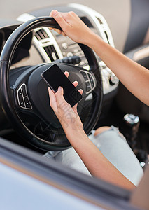 交通车辆妇女驾驶汽车时用电话图片