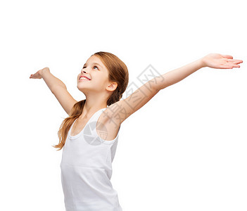 衬衫,幸福,自由,未来的微笑的十几岁女孩穿着空白的白色衬衫举手图片