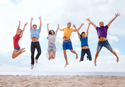 暑假,假期,快乐的人的群朋友海滩上跳跃图片