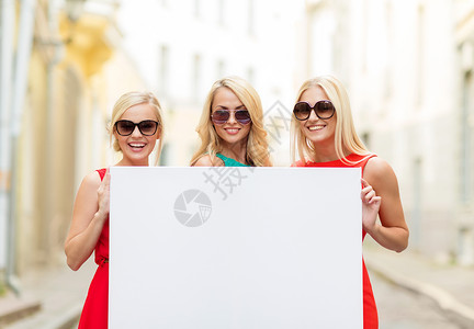 暑假,旅游,旅游广告三个快乐的金发女人,空白白板城市背景图片