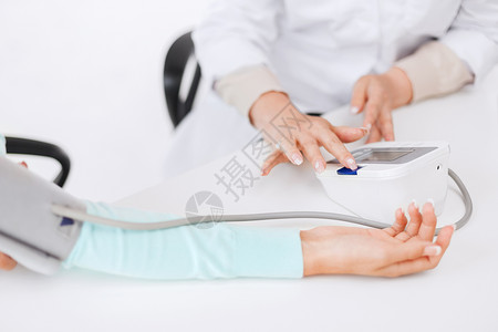 物理吸引力医疗保健医疗医生护士与病人测量血压背景