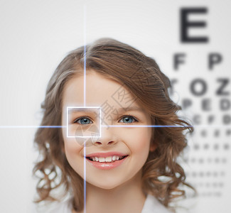 健康,视力,医学,激光矫正,快乐的人的微笑的青春期前女孩与视光表视力测试板图片