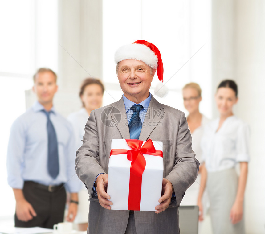 商业,诞节,幸福的微笑的老人穿着西装诞老人的帽子带礼物图片