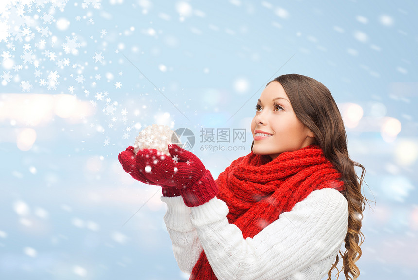 冬天,人们,幸福的快乐的女人戴着围巾带诞球的手套图片