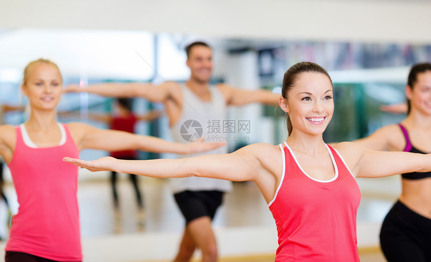 健身,运动,训练,健身房生活方式的群微笑的人健身房锻炼图片