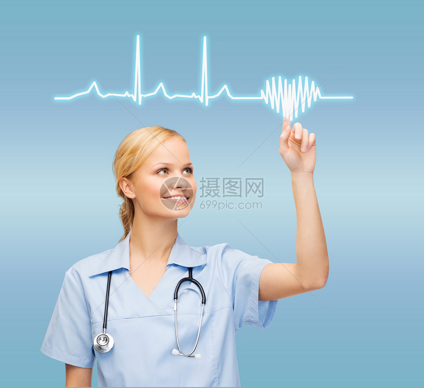 医疗保健,医学技术微笑的轻医生护士指向心脏图图片