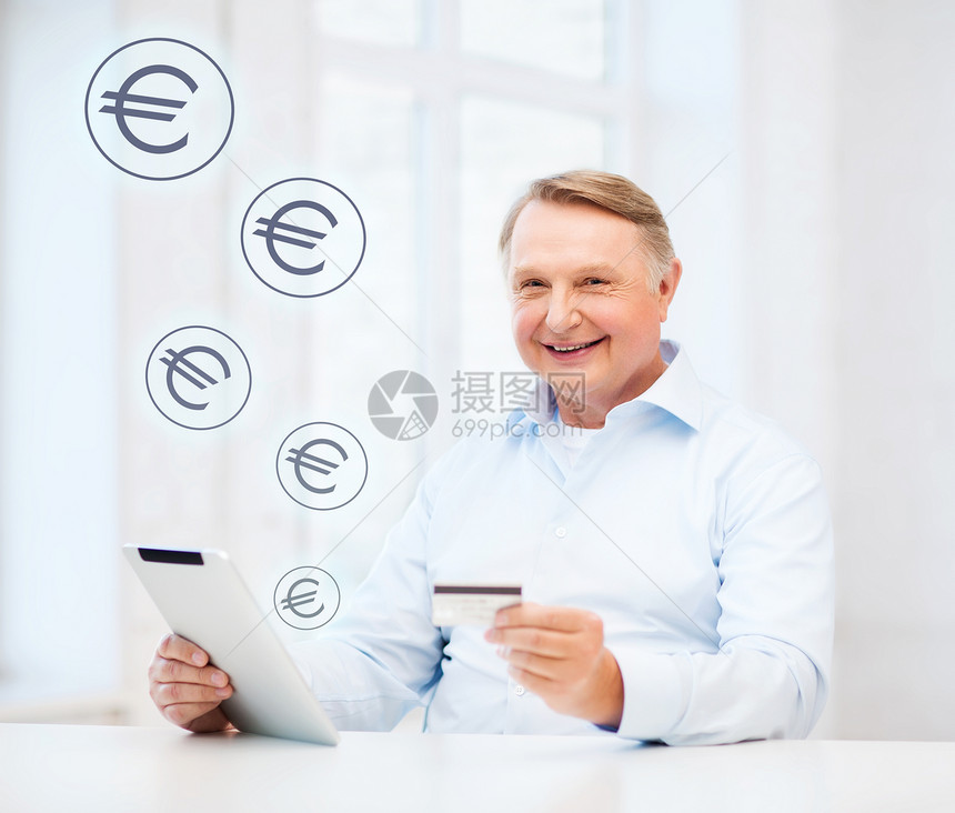 商业,老,网上银行,网上购物老微笑的老人与平板电脑信用卡家图片