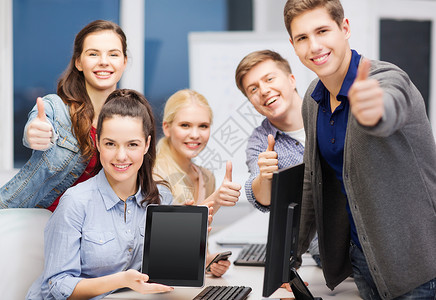 教育,广告,技术互联网群微笑的学生与电脑器空白黑色平板电脑屏幕图片