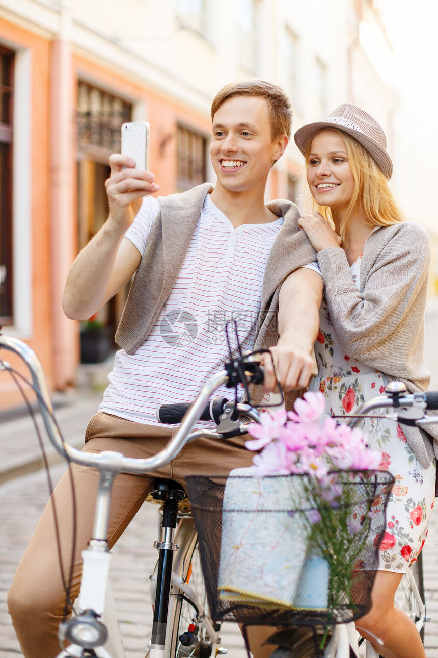 暑假,自行车,爱情,关系,导航,GPS约会微笑夫妇与自行车智能手机城市图片