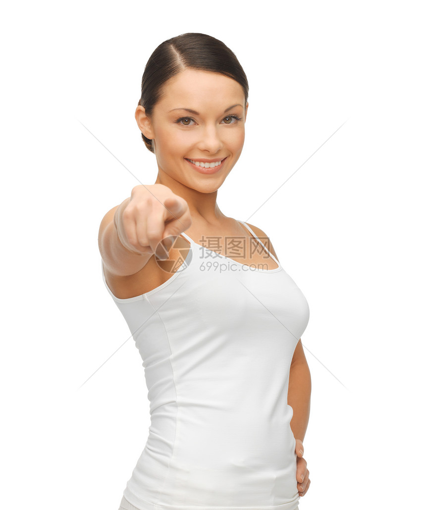 穿着空白白色T恤的快乐女人指着她的手指图片