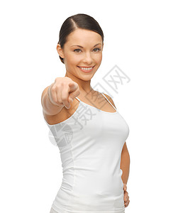 抢货行动穿着空白白色T恤的快乐女人指着她的手指背景