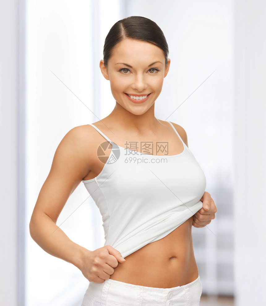 美丽的运动女人展示她的腹部图片