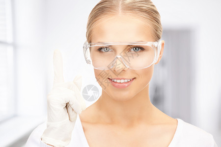 戴防护眼镜手套的女人的照片图片