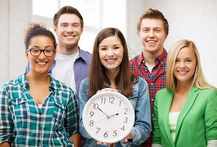 教育理念时钟的学生群体图片