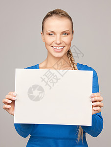 明亮的照片,自信的女人与空白板背景图片