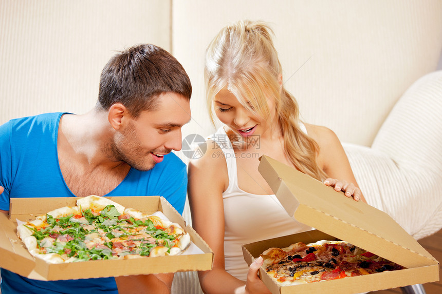 幸福浪漫夫妇家吃披萨的照片关注男人图片