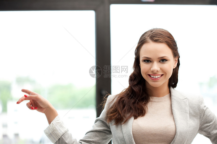 吸引力的女商人指着她的手指的照片图片