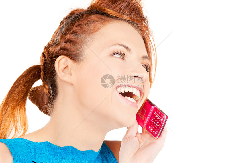带粉红色电话的快乐女人的肖像图片
