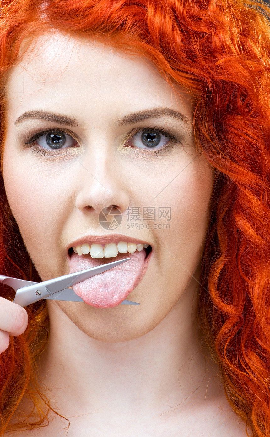 可爱的红头发用剪刀剪舌头图片