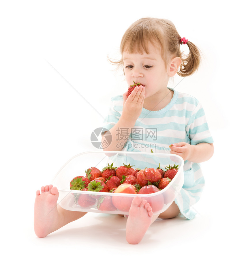 带草莓的小女孩的照片图片