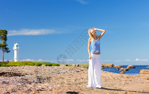 快乐的女人穿着条纹背心海边图片
