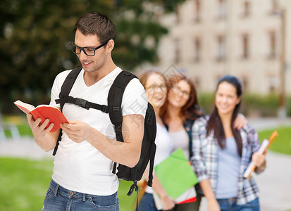 教育学校假期带背包书籍的眼镜旅行学生图片