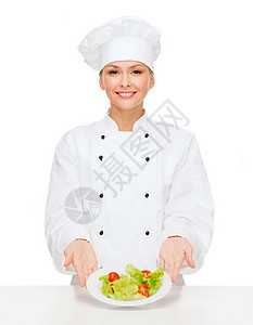 烹饪食物微笑的女厨师,厨师包师与沙拉盘子里背景图片