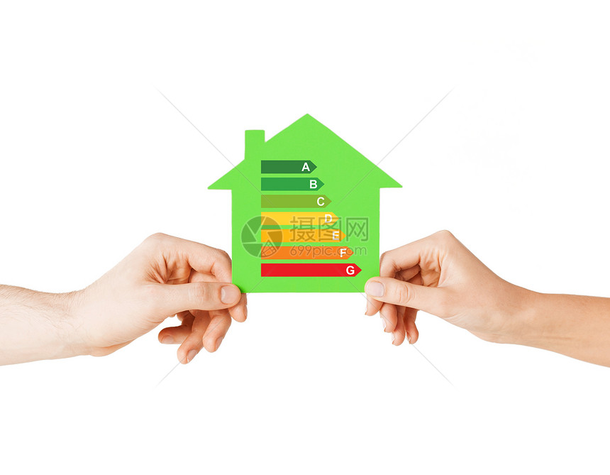 节能,房地产家庭住宅的特写夫妇手绿色纸房的能源效率评级图片