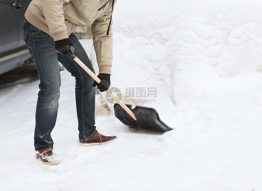 冬季清洁特写男子铲雪车道图片