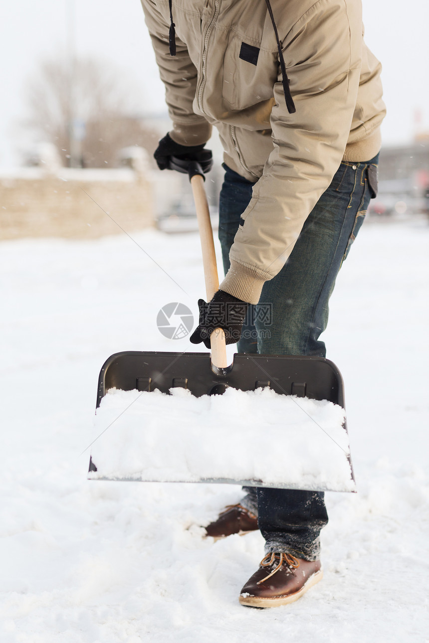 冬季清洁特写男子铲雪车道图片