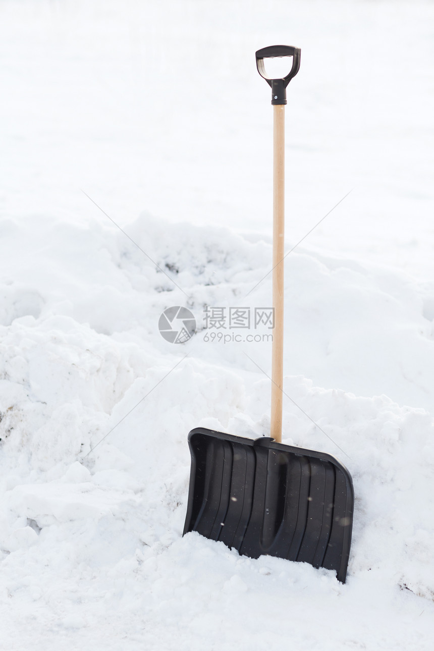 冬季设备黑色雪展与木制手柄雪堆图片