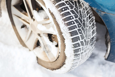运输,冬季车辆汽车冬季轮胎的特写图片