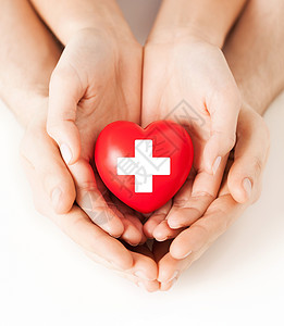 家庭健康,慈善医学男女手握红心与交叉标志图片