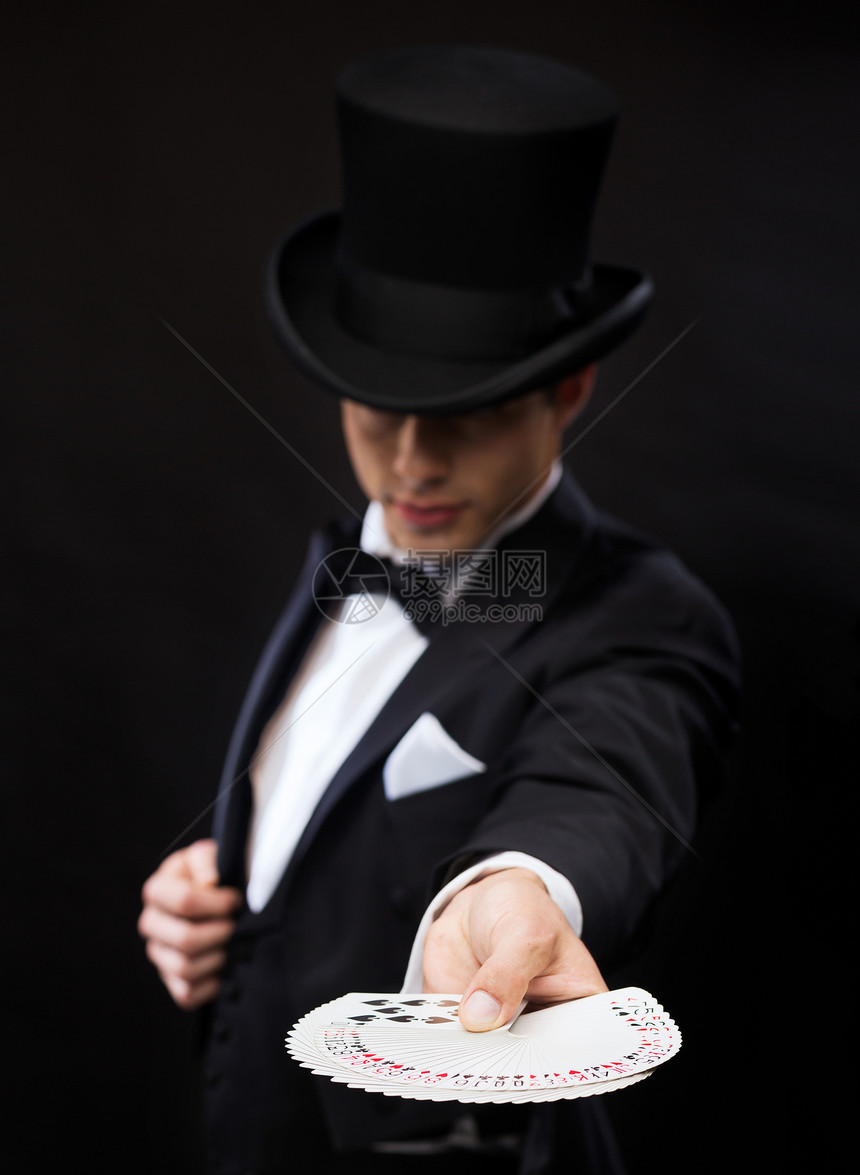 魔术师戴着顶帽表演扑克牌图片