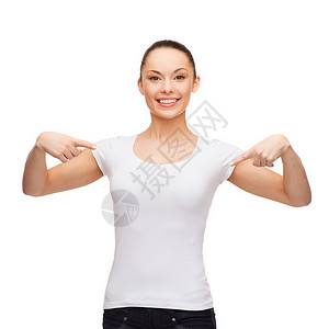 T恤的理念微笑的女人空白的白色T恤指向自己图片