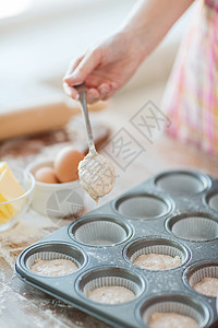 烹饪家庭手工填充松饼模具与图片
