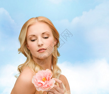 看牡丹花素材花卉美丽的可爱的女人与牡丹花背景