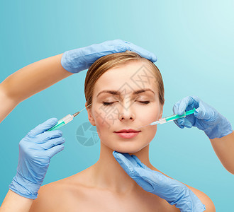保健,美容医学美丽的女人脸闭着眼睛美容师的手与注射器图片