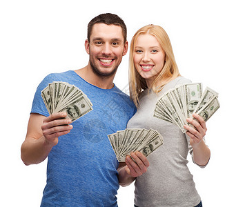 金融,金钱家庭微笑的夫妇持美元现金图片