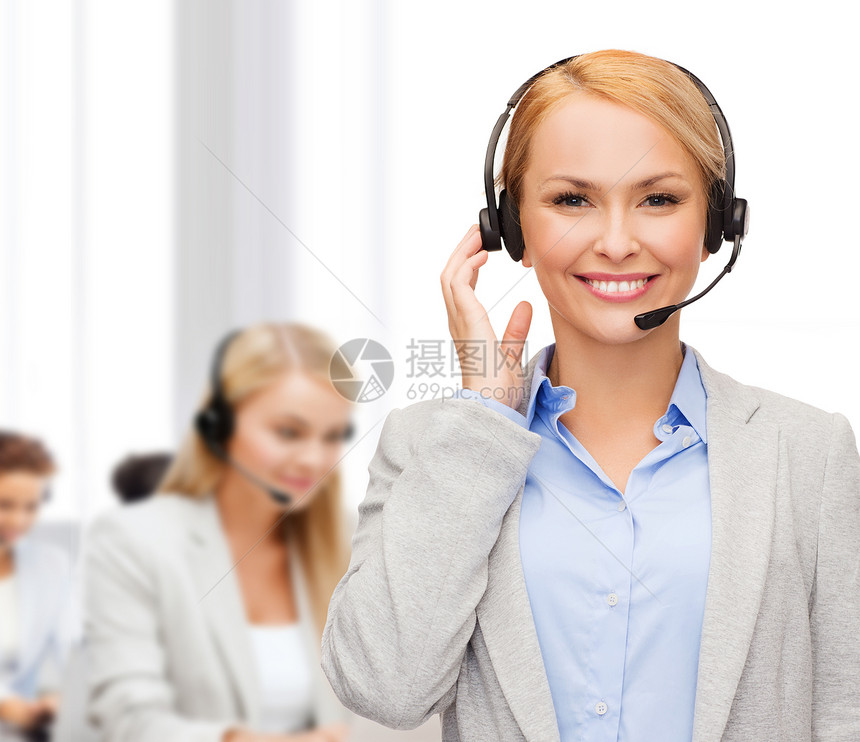 商业,技术呼叫中心友好的女帮助热线运营商与耳机办公室图片