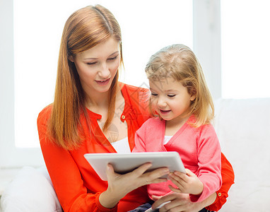 家庭,孩子,父母,技术互联网的快乐的母亲女儿家里用平板电脑电脑图片